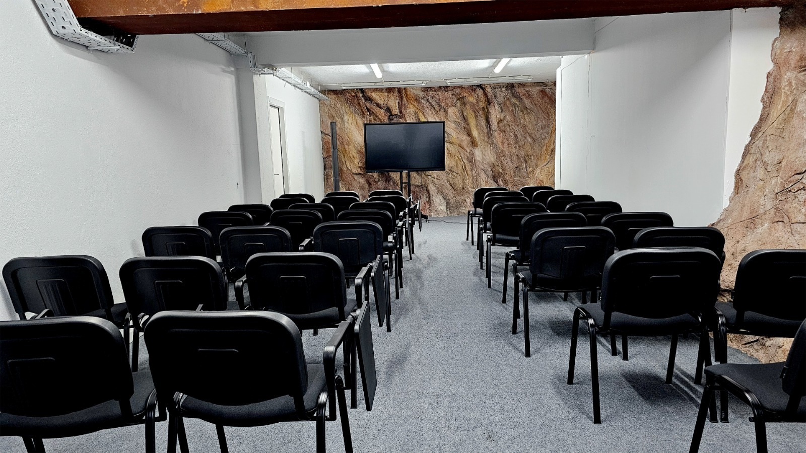 Auditório 2 — Parede em pedra
